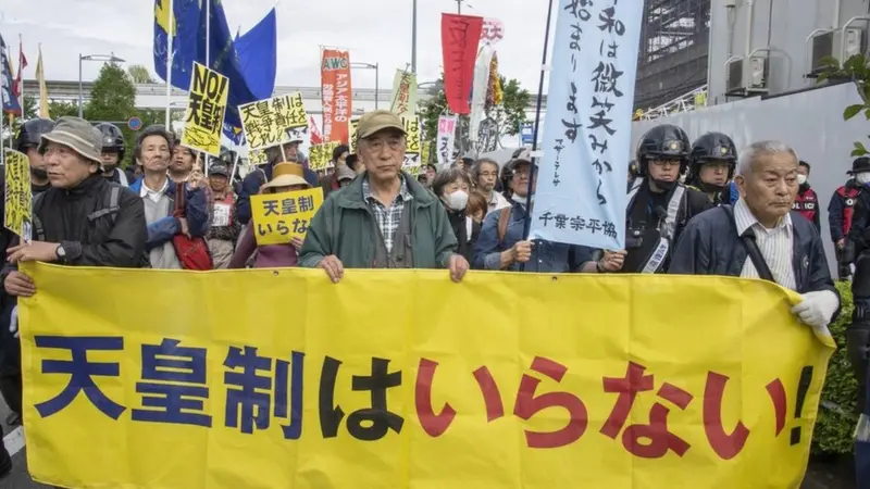 2019年天皇登基前夕,有团体发起游行,要求废除日本天皇制度(图源:BBC)