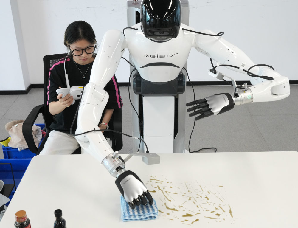 9月23日，工作人员操作机器人进行擦除厨房油污作业的数据采集。新华社记者 翁忻旸 摄