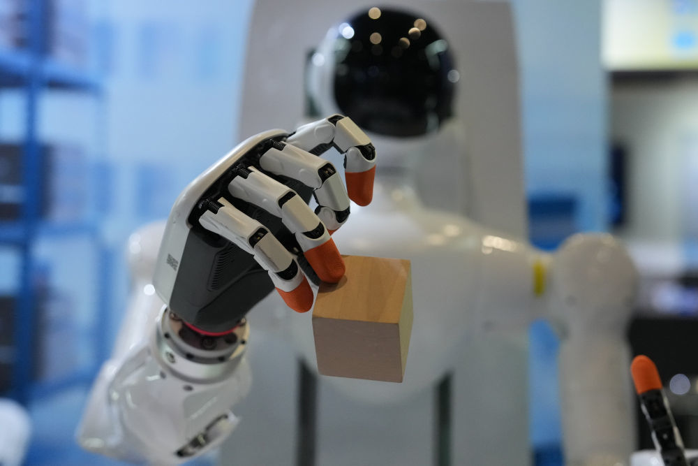 ↑ 11月6日,在2025年世界互联网大会“互联网之光”博览会现场,一款智能机械手展示模仿人类手部精细动作。新华社记者 黄宗治 摄