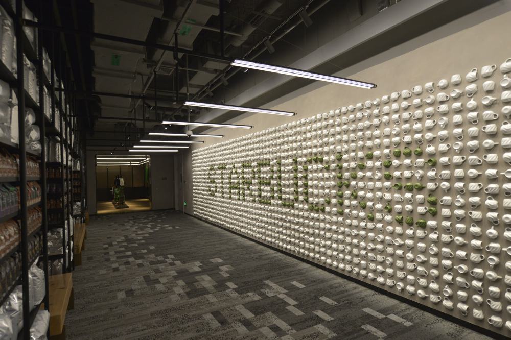 这是星巴克中国咖啡创新产业园的咖啡杯墙。新华社记者刘力航 摄