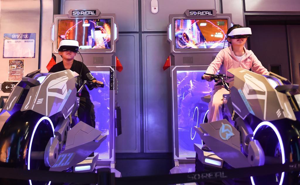 10月4日，在河南省洛阳市涧西区未来城科幻乐园内，孩子们在体验VR虚拟技术沉浸式场景。新华社发（黄政伟摄）