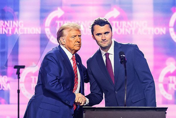 查理&middot;柯克在2024“America Fest大会”上与美国总统特朗普同台发言。