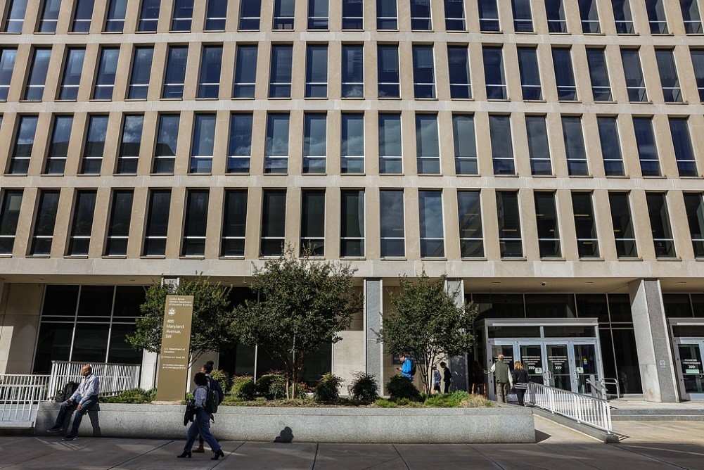 当地时间10日,美国华盛顿,通勤者经过教育部大楼。图源:视觉中国