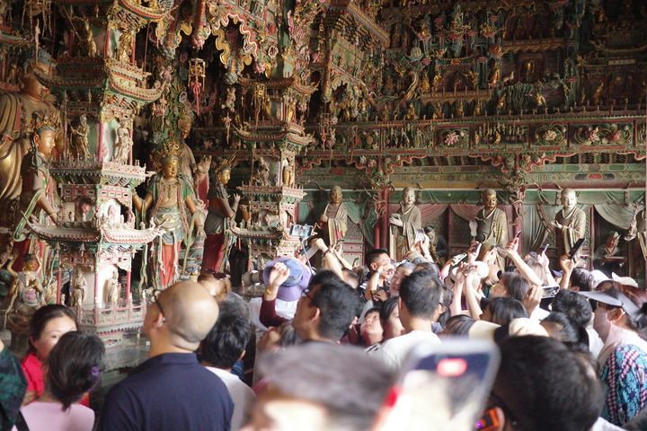 2024年8月23日,游客在隰县小西天景区参观。亚明摄