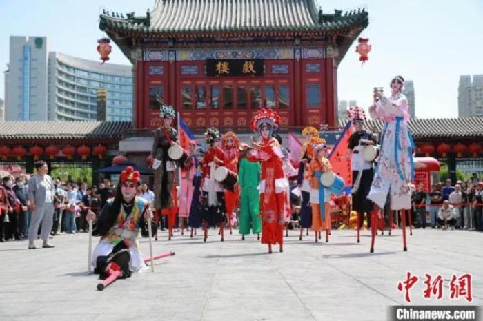 图为“五一”假期首日，民众在天津古文化街宫前广场观看民俗花会表演。魏进 摄
