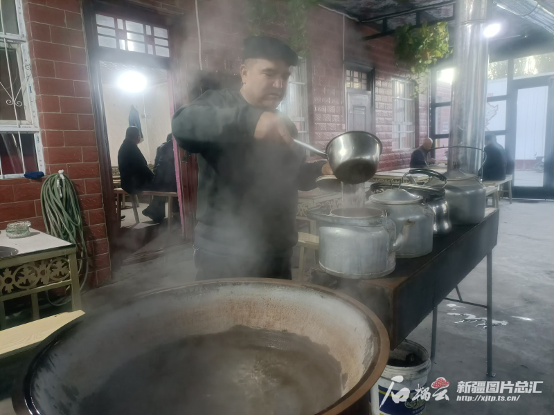 近日，在沙雅縣沙雅鎮(zhèn)朝陽社區(qū)的忠孝茶館,，阿迪力·麥合木提忙著泡茶,。石榴云/新疆日報(bào)記者 張治立 攝