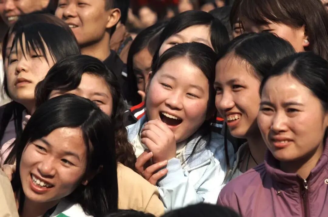 电子厂举办演出活动,舞台上精彩的表演,让员工们笑开了花