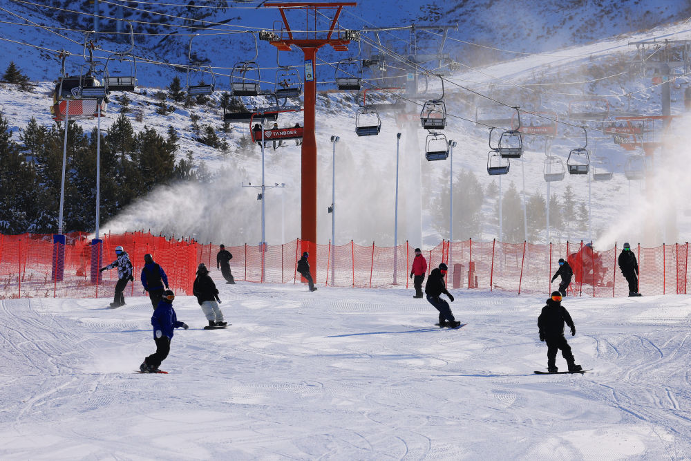 11月18日，将军山国际滑雪度假区开板迎客。（新华社发 阿尔达克&middot;拜斯汗 摄）