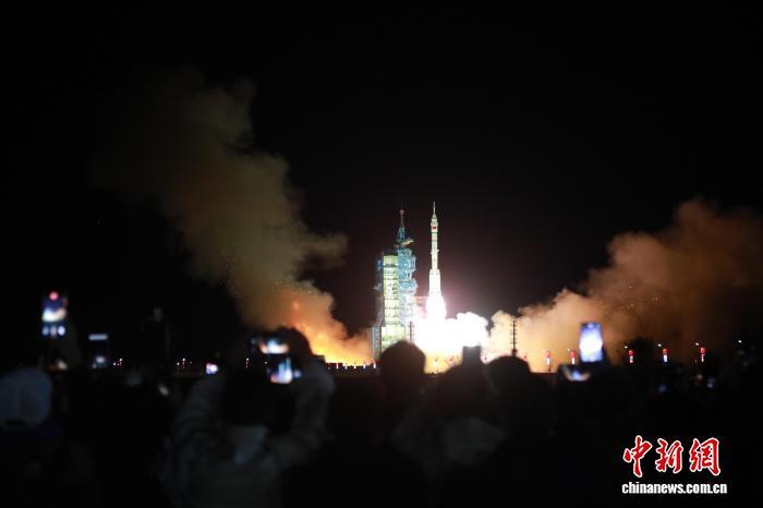 图为神舟二十一号载人飞船发射观礼现场 牛嘉颖 摄