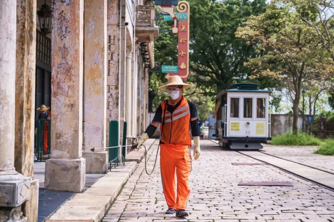 江门市景区赤坎华侨古镇严格执行“一日双消杀”制度,有专业人员每天早上7点半和晚上10点对景区进行无死角的全域消杀。(图_开平市人民政府)