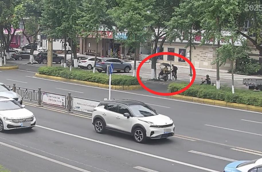 ▲邹润锋拦下偷车嫌疑人