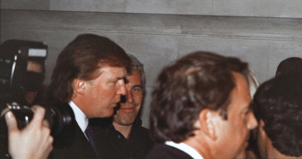 1997年,唐纳德·j·特朗普与杰弗里·爱泼斯坦在纽约市。 视觉中国 图