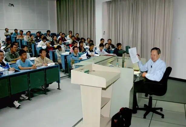 杨振宁给本科生讲授《大学物理》。中国科协之声 图