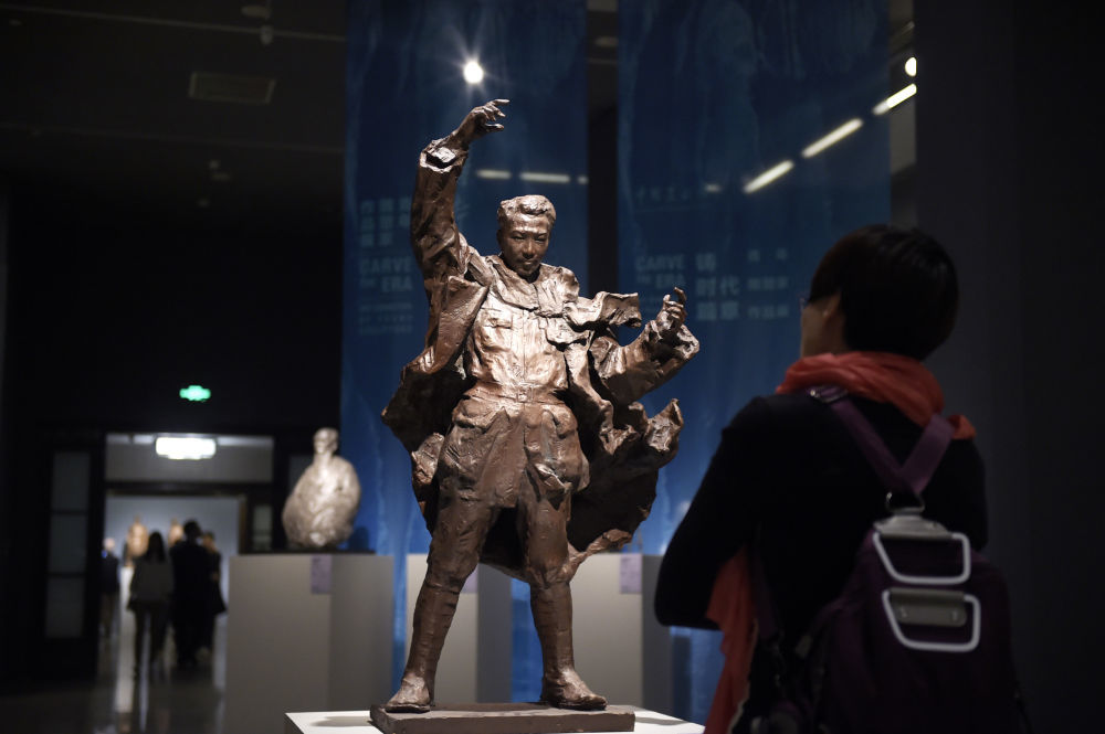 2018年4月1日，参观者在北京的中国美术馆参观雕塑作品“冼星海”。新华社记者 鲁鹏 摄