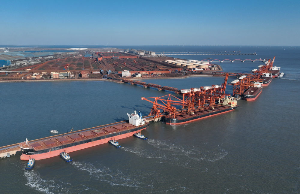 2025年1月9日，轮船靠泊在河北唐山港曹妃甸港区矿石码头卸载（无人机照片）。新华社记者 杨世尧 摄