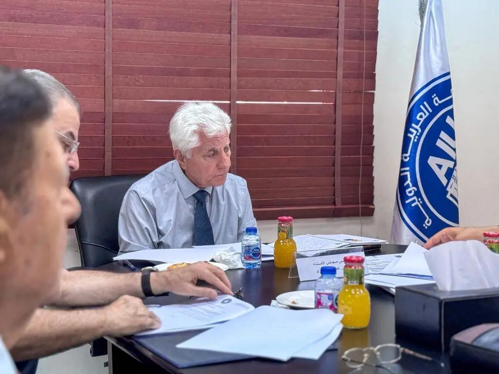 2025年7月,阿拉伯国际大学在社交媒体Facebook上发布了一张阿姆尔·阿尔马纳齐的照片。