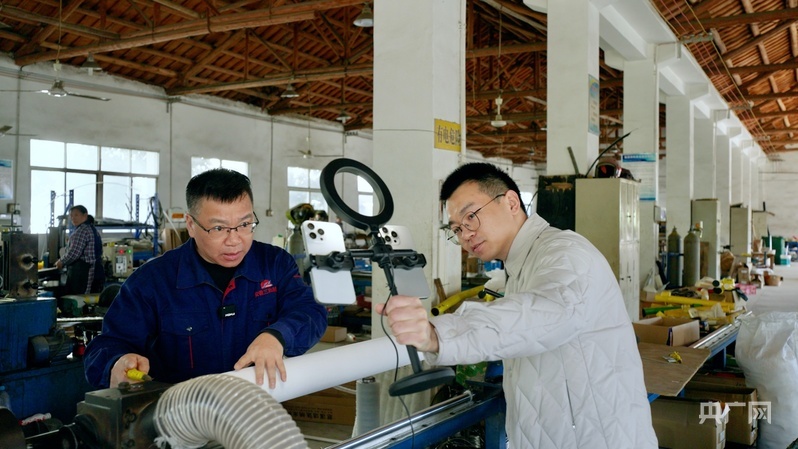 胡志新在制刷工厂直播（央广网记者 鲍玉婵 摄）