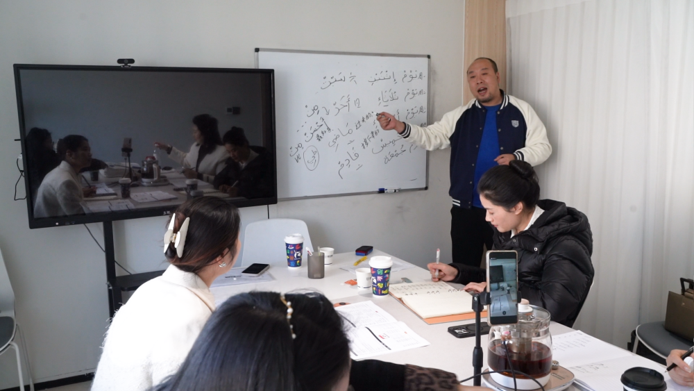 孙灵娟和另外几位老板娘一起学习阿拉伯语