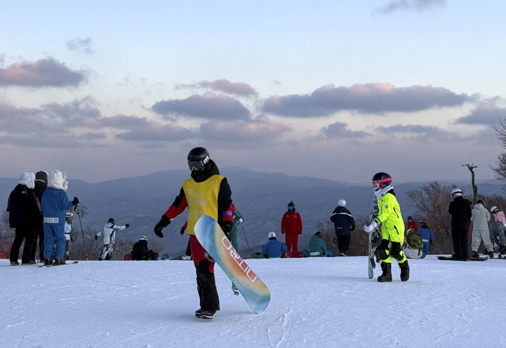 2024年12月27日，游客在亚布力滑雪旅游度假区滑雪。新华社记者 杨思琪 摄