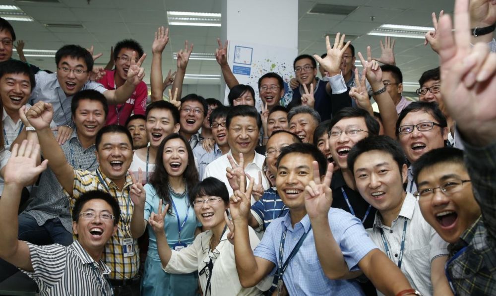2013年8月29日,习近平总书记在东软集团(大连)有限公司同年轻员工亲切合影。新华社记者 鞠鹏 摄