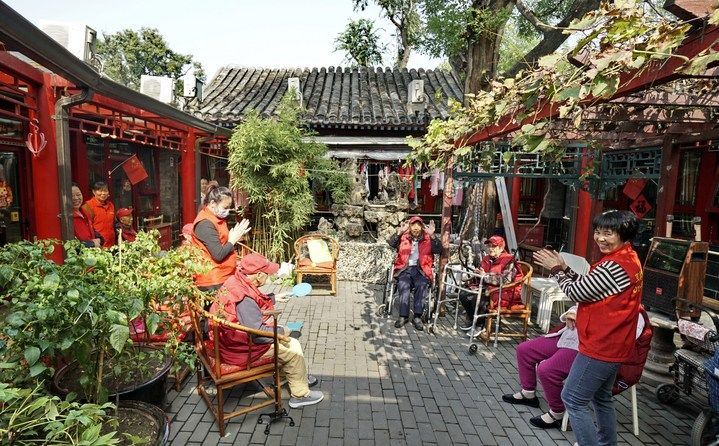 2024年10月12日，钟楼湾胡同的老年人在社区内的四合院养老驿站休闲。2017年起，北京市先后开展了两轮背街小巷环境整治提升行动，完整保留了中轴线生活建筑群的历史信息，并根据居民的生活和居住方式进行适配化的更新和改造，极大地改善了生活环境。2023年钟楼湾胡同被评为“北京最美街巷”。