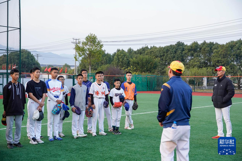 图为台湾教练余文彬与福建省棒球队的球员一起，为青少年棒球运动员开展现场教学。新华网 蒋巧玲 摄