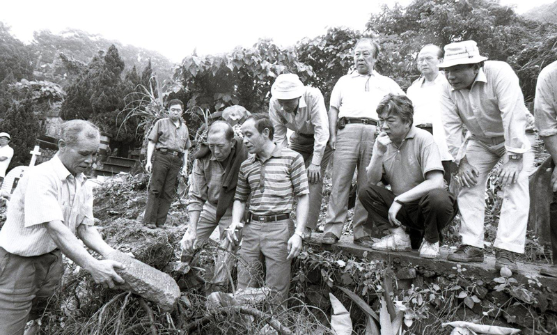 受难者发现六张犁烈士墓碑,右一为互助会总会长林书扬,右三蹲着的是陈映真,右四为张敏生