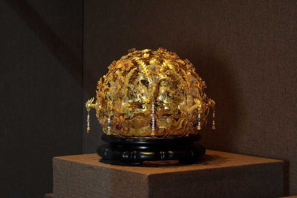 马赛制作的花丝镶嵌作品——邀花环凤大全冠。新华社发