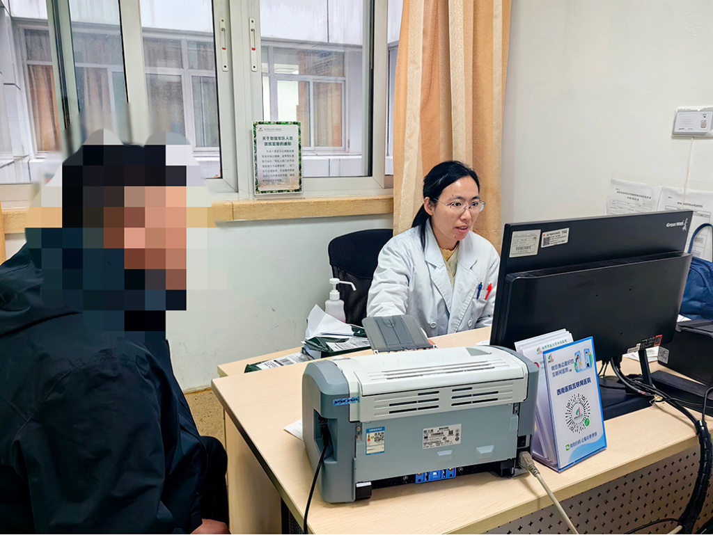 李明前往医院就诊 西南医院 供图