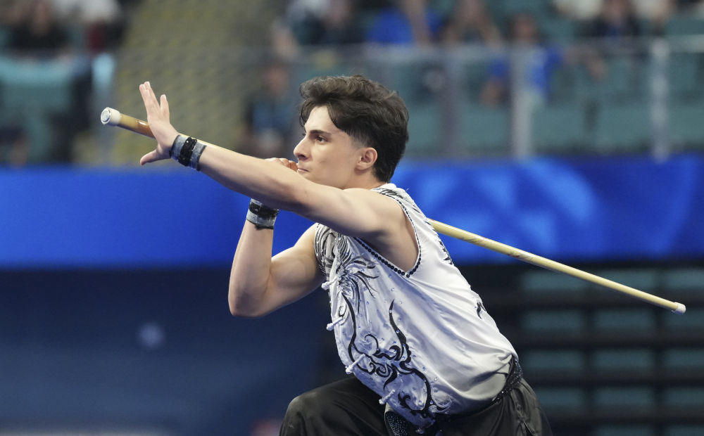 8月8日，伊朗选手沙欣&middot;巴尼塔莱比在南棍比赛中。新华社记者 徐速绘 摄