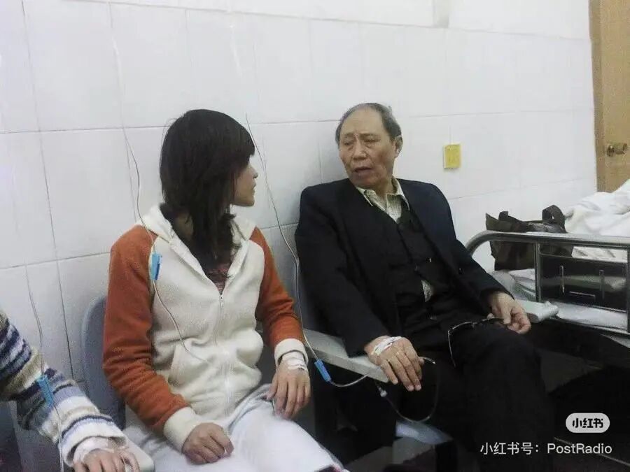 刚上大一的思斯和刘道玉在校医院偶遇。 受访者供图