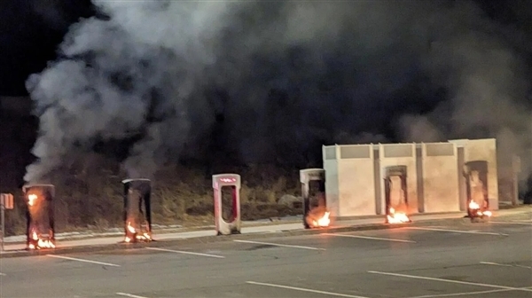 马斯克激起众怒:特斯拉车更换车标无声抗议
