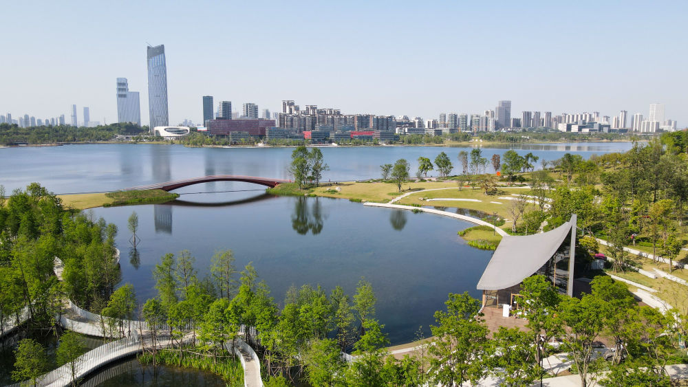 这是2022年4月20日拍摄的成都兴隆湖一角（无人机照片）。新华社记者 胥冰洁 摄