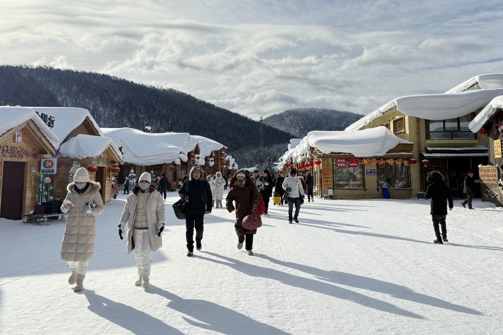 2024年12月29日，游客在位于黑龙江省海林市的“中国雪乡”景区内的雪韵大街游玩。新华社记者 杨思琪 摄