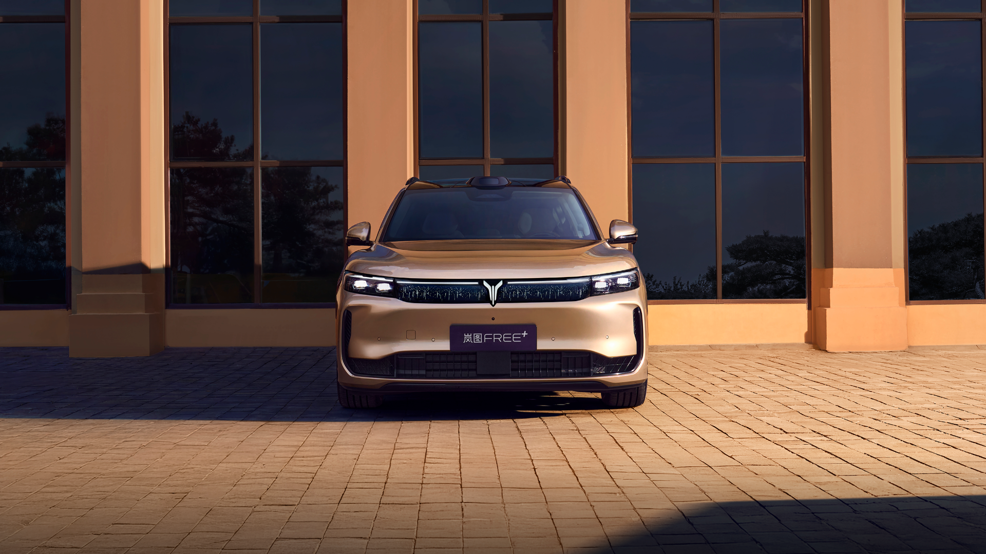 21.99 万开卷!鸿蒙座舱+乾崑智驾上车,岚图 FREE+ 直击理想 L6 腹地