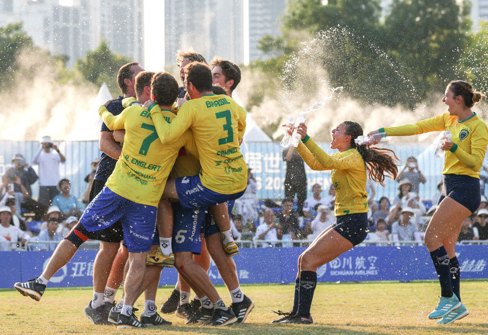 8月13日,巴西女子浮士德球队球员在赛后进入场内共同庆祝。新华社记者 陈诚 摄
