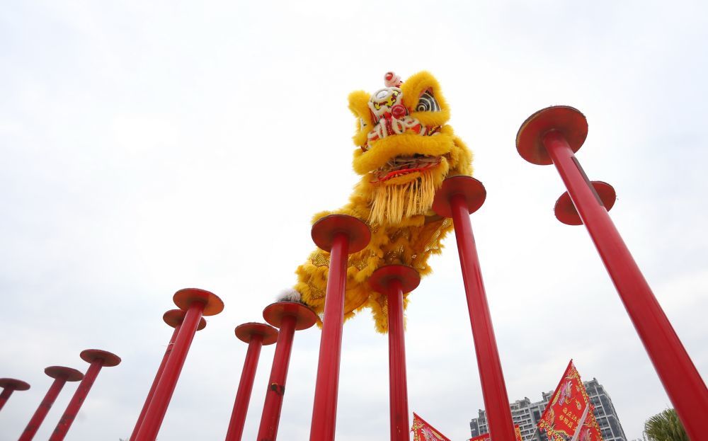 1月22日,鹤山禧诚龙狮队在广东省佛山市禅城区南庄镇进行梅花桩舞狮