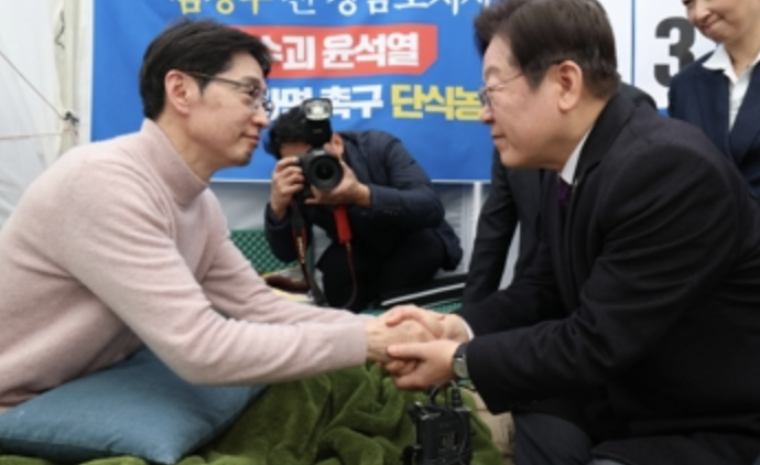 ▲李在明和金庆洙握手