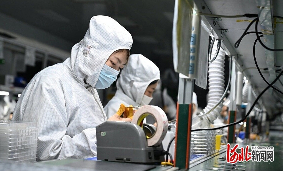 4月7日,在京津冀智能网联新能源汽车科技生态港廊坊园区,入驻企业华田信科(廊坊)电子科技有限公司的工人在生产线工作。该公司生产的车载显示屏供应给北汽福田等车企。 河北日报记者 赵永辉摄.jpg