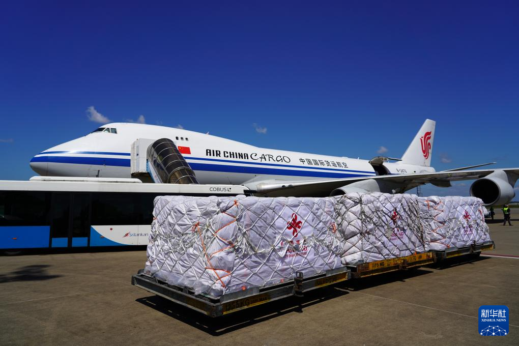 这是12月8日在斯里兰卡科伦坡拍摄的物资接收仪式现场。新华社记者 徐汉 摄