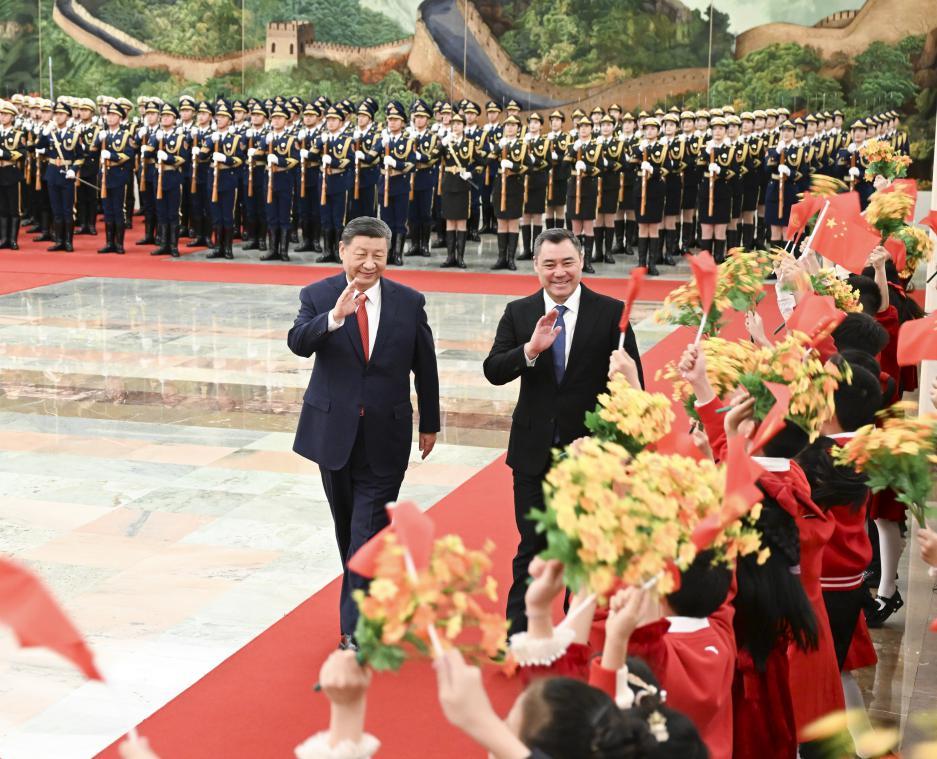 2025年2月5日 2月5日上午，国家主席习近平在北京人民大会堂同来华进行国事访问的吉尔吉斯斯坦总统扎帕罗夫举行会谈。这是会谈前，习近平在人民大会堂北大厅为扎帕罗夫举行欢迎仪式。 新华社记者 李响 摄