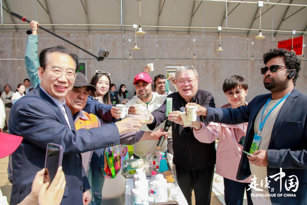 各国记者共饮“农药”，为科学进步干杯