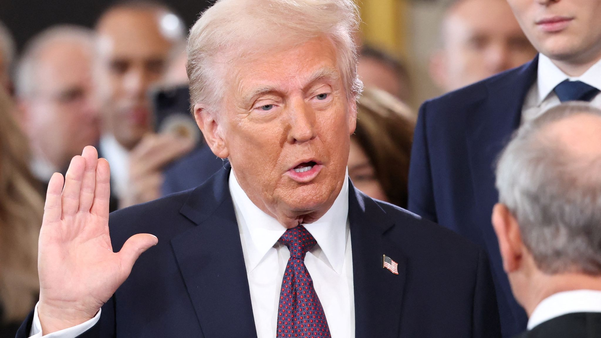 特朗普佩戴紫色领带现身总统就职典礼，传递什么信息？_凤凰网