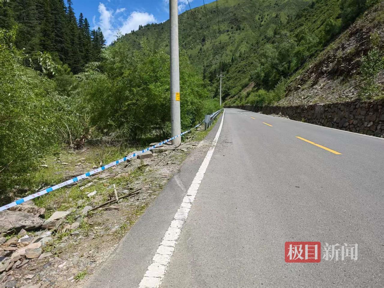 坠河处1米外就是电线杆，再过去就是护栏