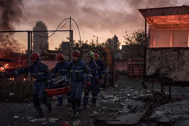 消防员忙于灭火