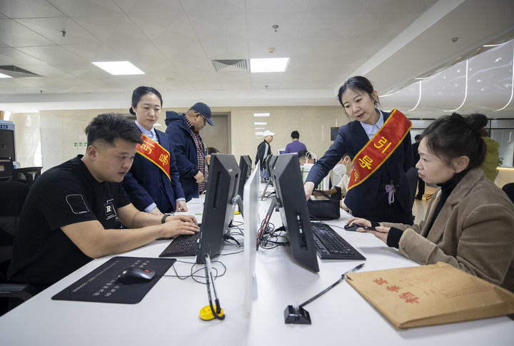 2025年3月21日，在银川市审批服务管理局企业服务大厅，工作人员引导办事人员使用“宁夏企业开办‘一网通办’服务平台”办理业务。新华社记者 杨植森 摄