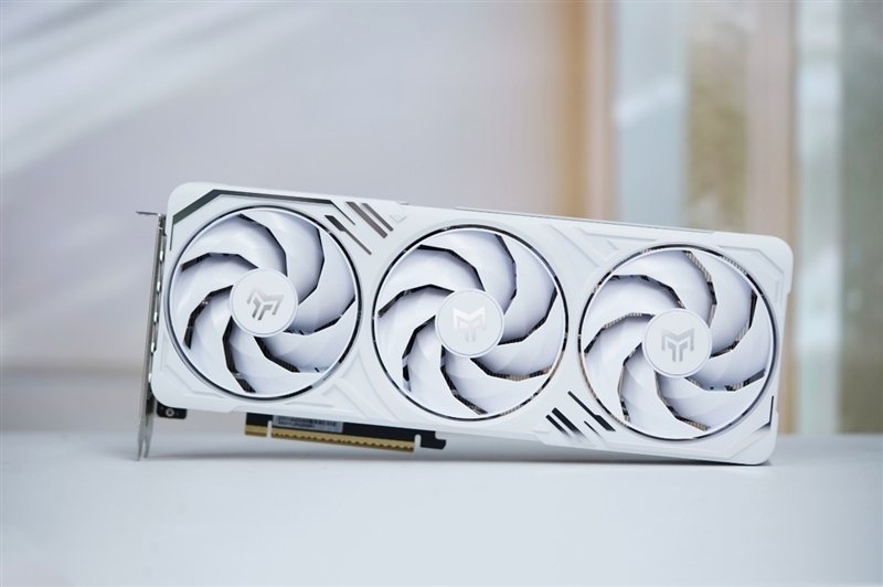 影驰RTX 5060 Ti金属大师白金版16GB MAX OC评测:DLSS 4加持4K游戏轻松流畅 纯白设计完美匹配影驰全家桶