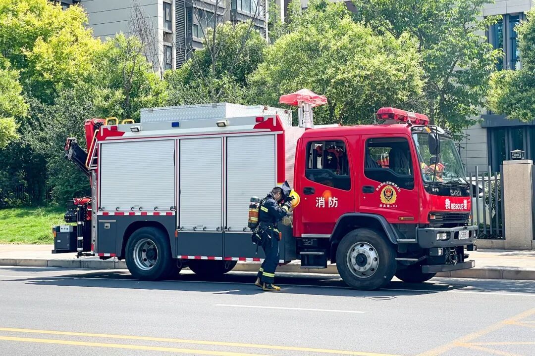 需要救援的层高越高,对消防云梯的高度要求也越高,消防车的宽度及体积也会更大。(图/Windmemories/Wikimedia Commons)