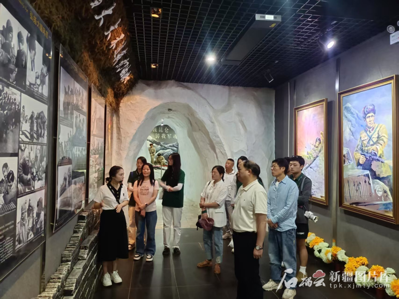 小长假期间，叶城烈士陵园革命烈士纪念馆内游客众多。艾尼瓦尔&middot;艾买尔摄