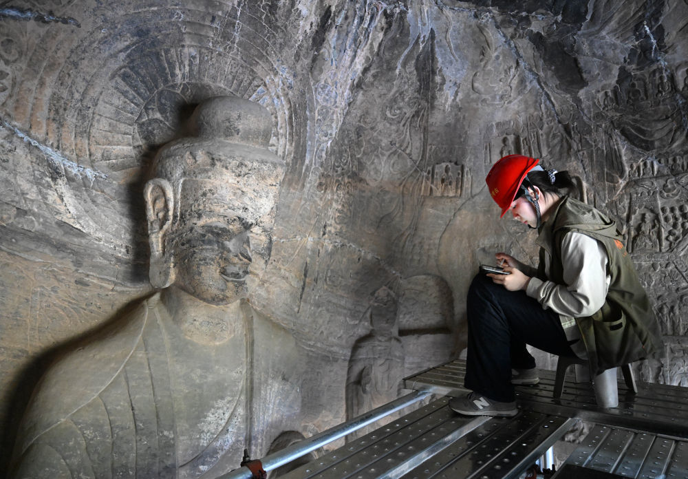 4月10日，武汉大学文化遗产智能计算实验室团队成员在魏字洞核对线图。